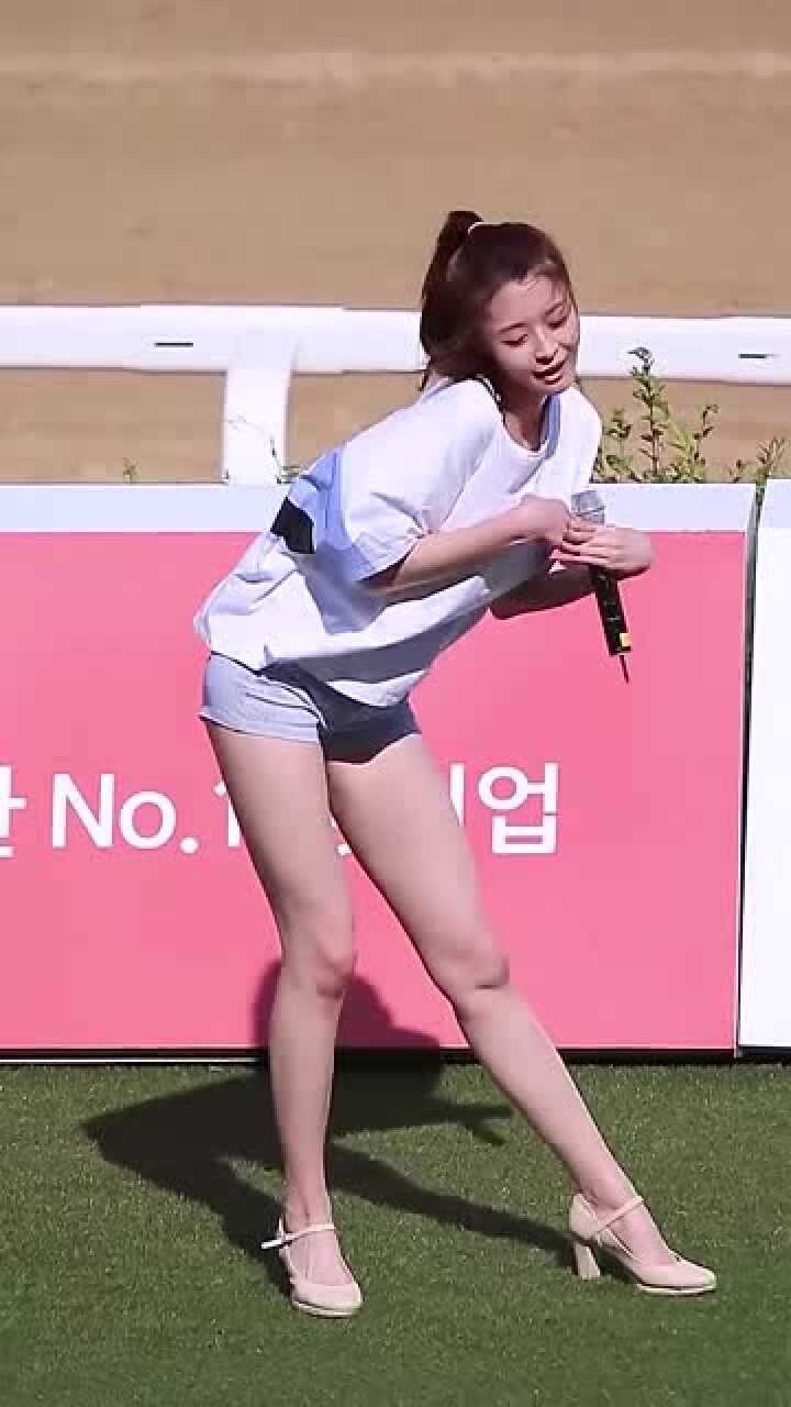 权娜拉也是韩国很出名的女明星了吧看她跳舞的样子仿佛经历了不少呢