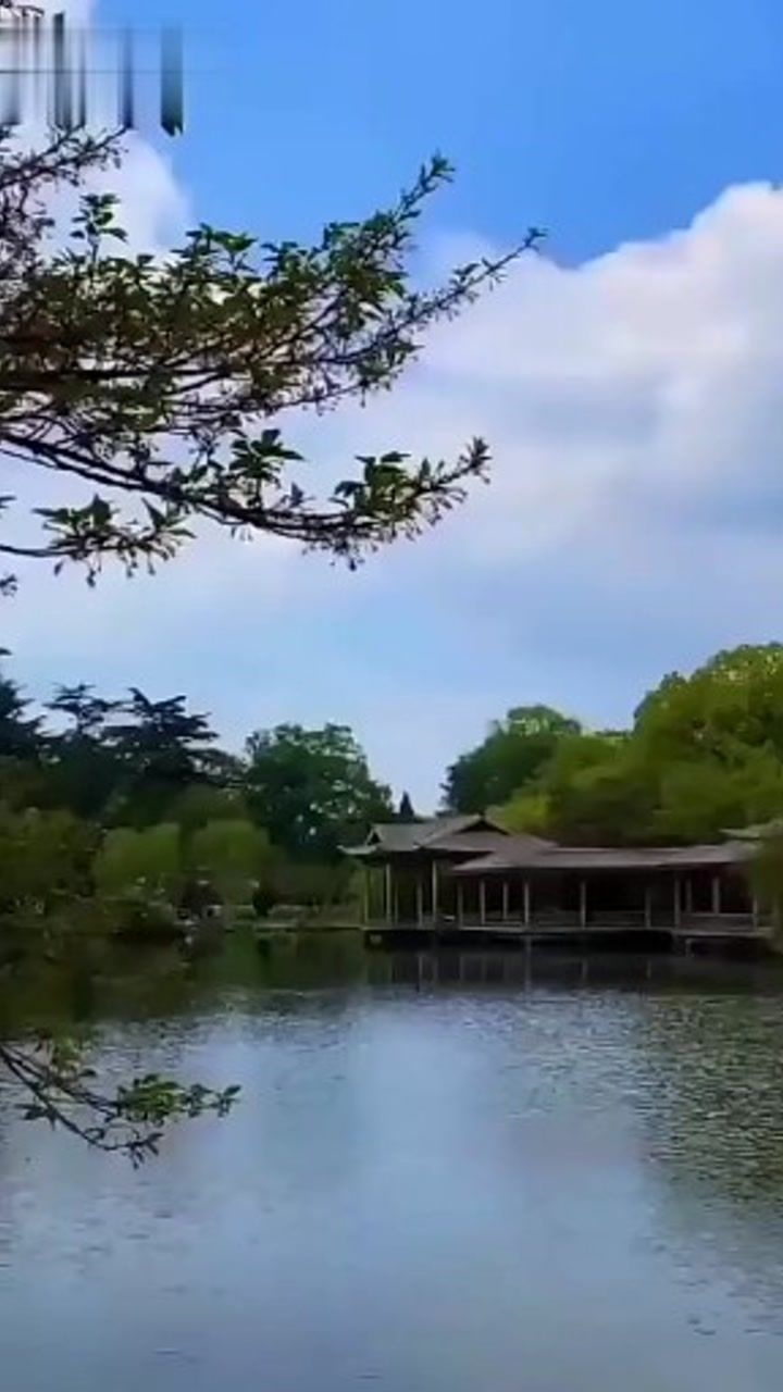 湖畔边的小亭与青山绿水映衬的如此美妙#湖边小亭#_腾讯视频