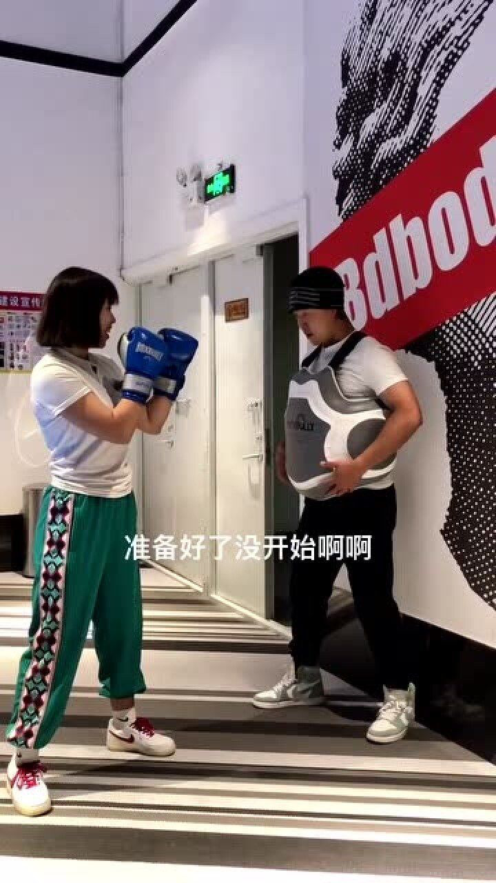 壮汉蒙眼接拳，没想到美女中途换人，不敢相信美女力气这么大！_高清