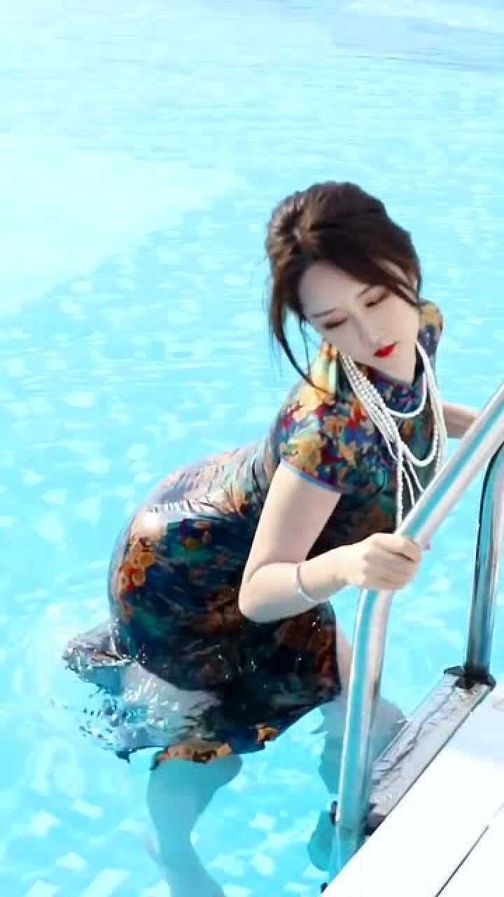 旗袍美女出水芙蓉，完美展示了旗袍的柔美，这样的小姐姐你喜欢吗？_高清