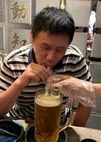 店里有喝酒挑战,这位大哥海量啊