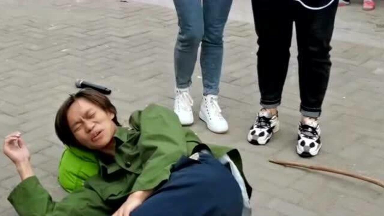 乞丐唱歌赚钱,还泡了两个美女,太厉害了