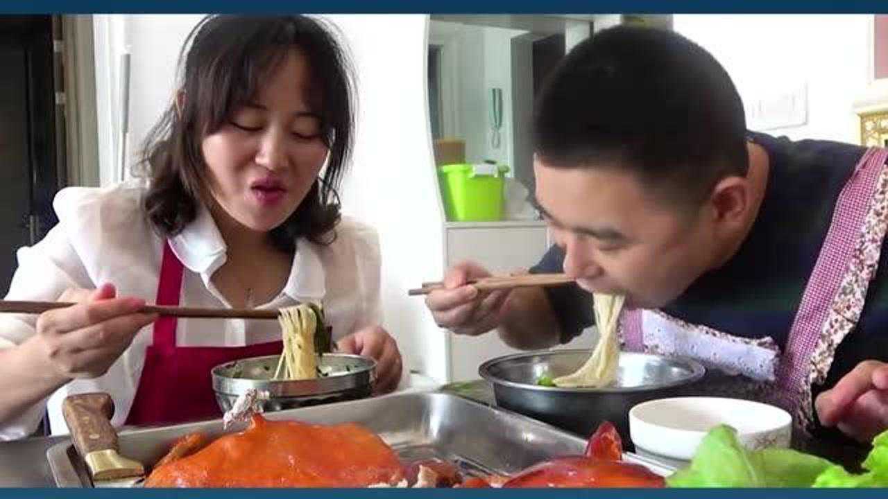 超小厨嘴上抹蜜讨老婆欢心是想吃小杨的拿手米线超小厨吃过瘾啦