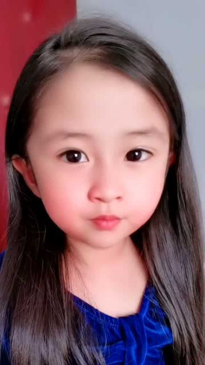 小美女这抿嘴一笑两只眼睛也跟着笑简直是太可爱了