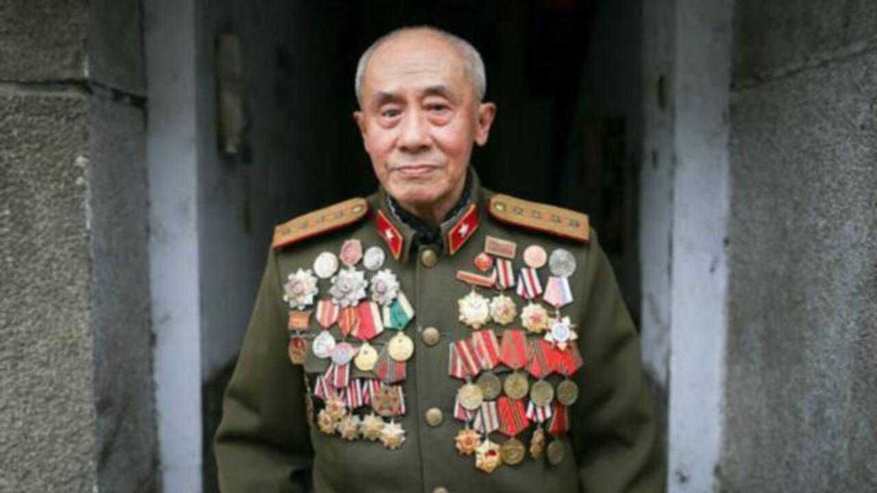 他是兵王之王肖万世，曾立10次一等功，却因闯祸当了名粮站站长_腾讯视频
