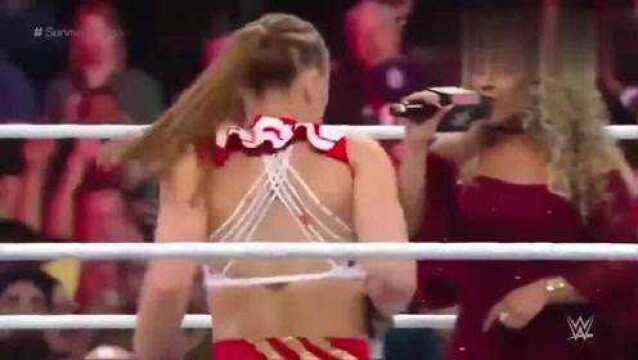 WWE女子也可以这么疯狂,蓝衣女子引全场沸腾,这个动作太快了