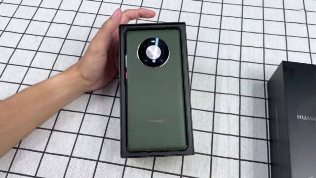 华为 Mate 40 Pro绿色素皮版开箱,手感方面再一次有所提升