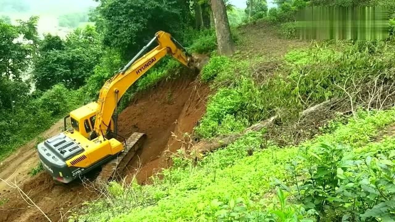 挖掘机拓宽乡村土路只需要一台挖机一个人就够了