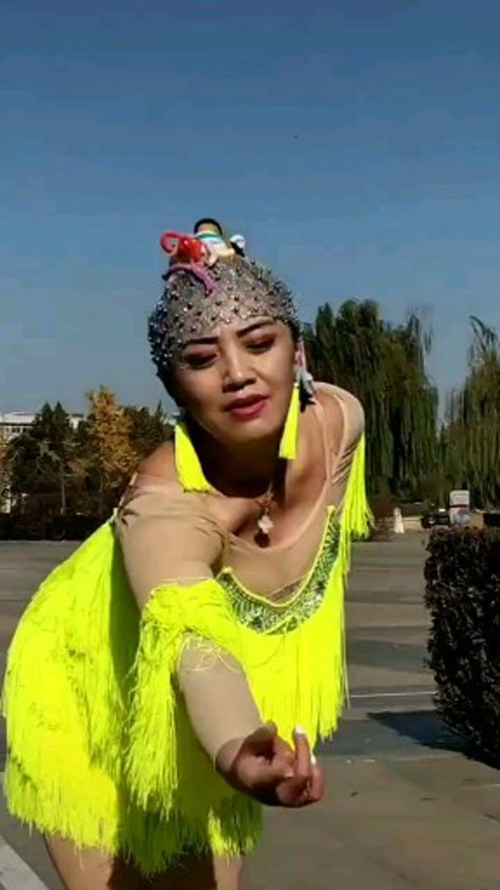 唐山广场舞网红秀时尚 你看这舞跳的