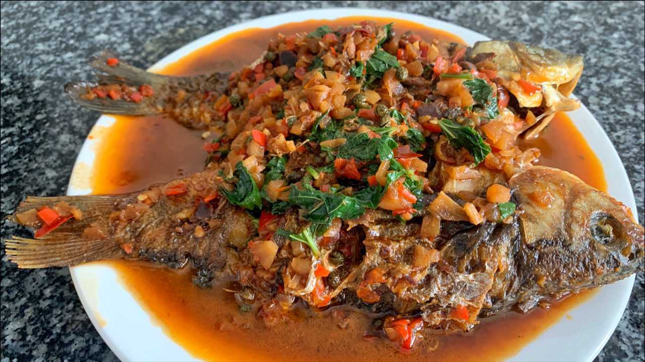 地道川味藿香鲫鱼家常做法,鱼肉细嫩鲜香下饭,是记忆中的味道.