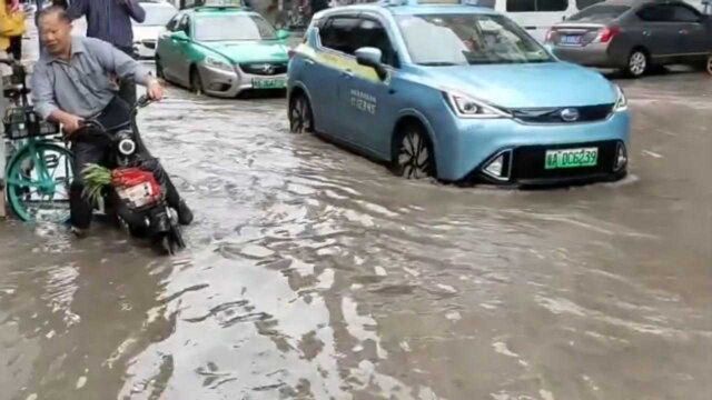 广州一道路水泥管爆漏,附近商家:不到一分钟,淹了几十厘米高