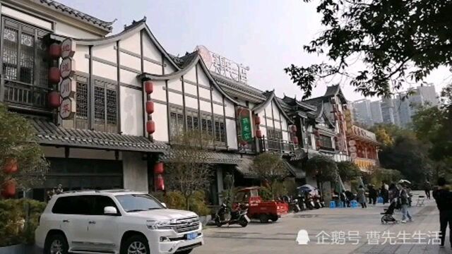 位于温江同兴西路的鸡毛店,价格实惠,味道正宗,周末时人气爆棚