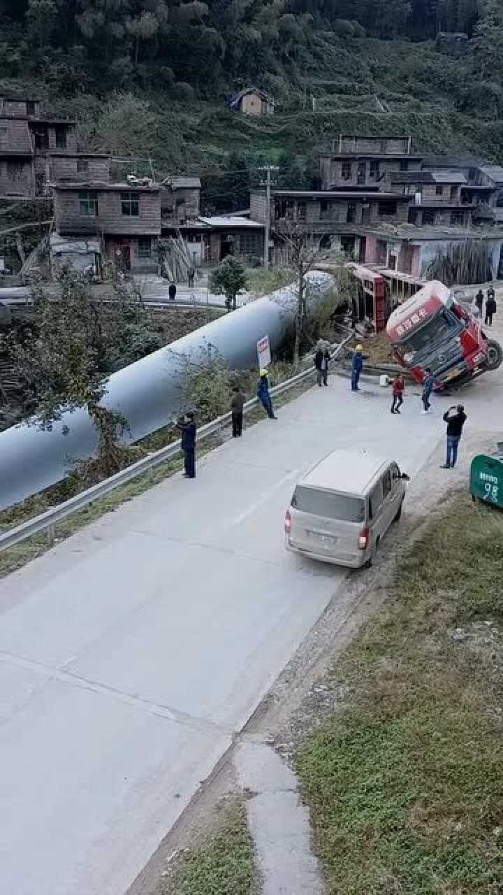 大件运输车转弯翻车，70米的风扇叶犹如大长刀横躺在地！_高清