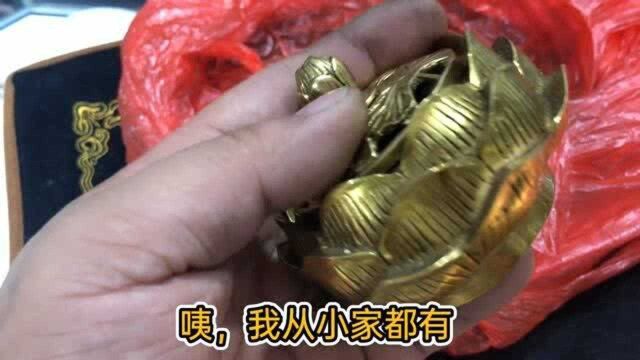 大娘拿祖辈留下的金鼎,找首饰店老板检验是否是黄金,足足有二百多克呢!