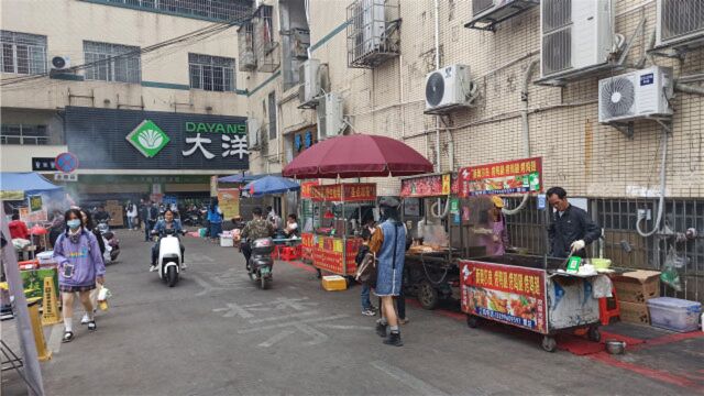 柳州这超市海鲜节,门口摆各种小吃摊真热闹,鲍鱼只要4.9,真便宜