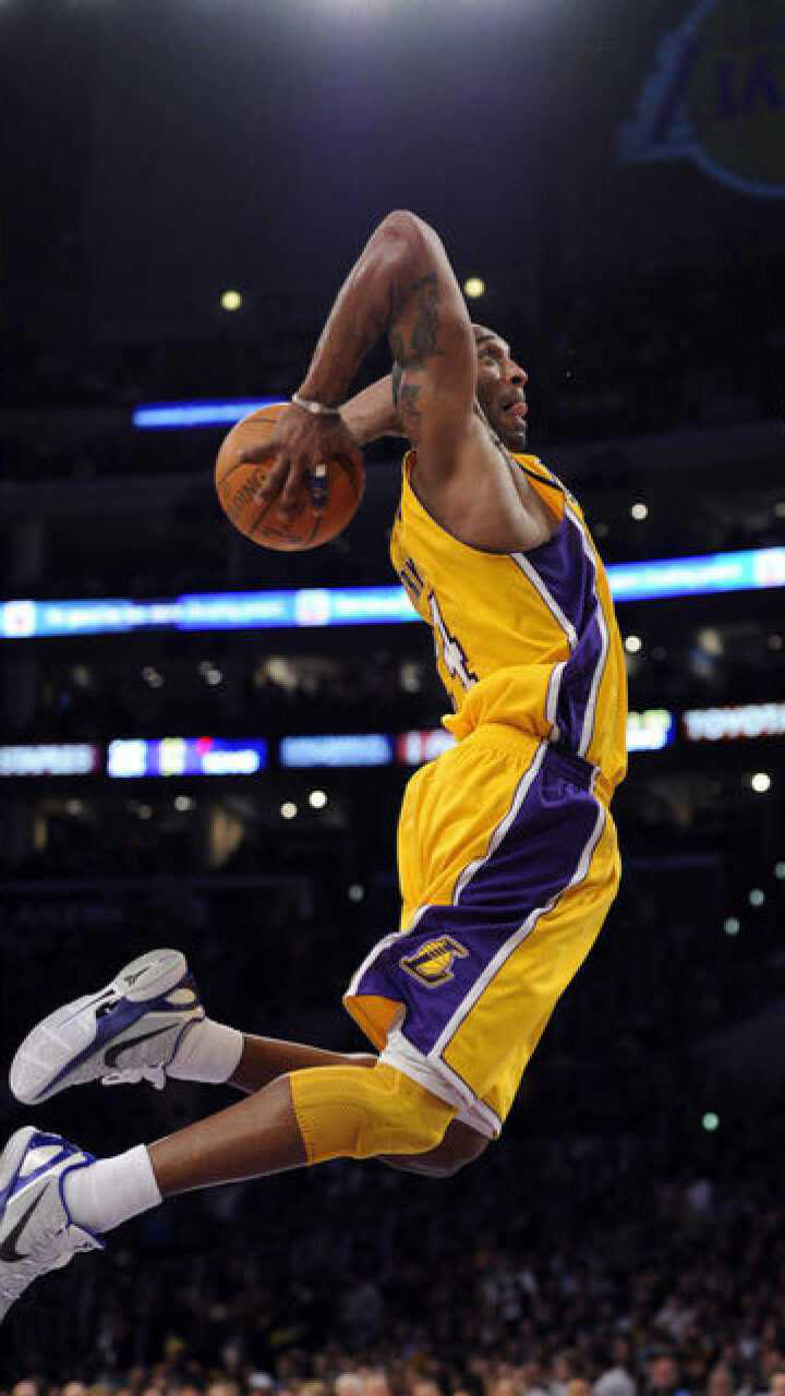 黑曼巴的暴力美学!科比快攻上演360度暴扣!