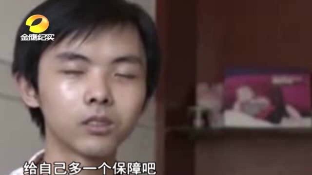 男子开车撞死人,保险公司拒绝赔付,他一看保单呆住了!