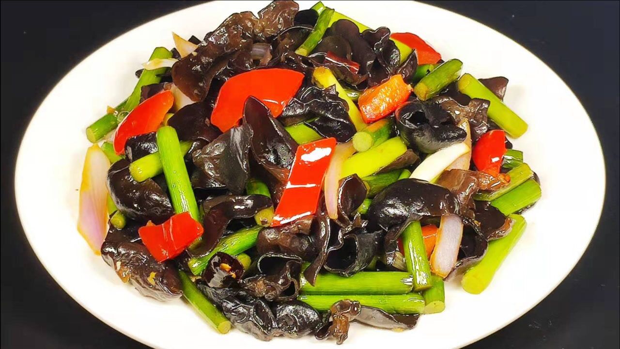 蒜苔炒木耳的家常做法,脆爽的木耳加上鲜嫩的蒜苔,别提多好吃了