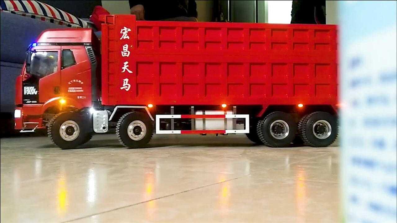 新鲜出炉的解放重卡,百吨王前四后八模型车,感谢新车主