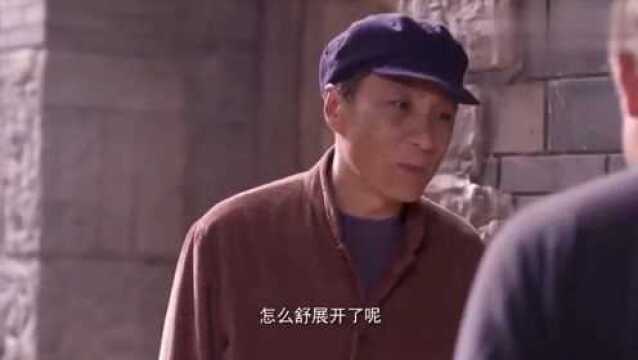 老农民的日子富裕了,请客做了一桌子菜,坐在炕上吃饭真热闹