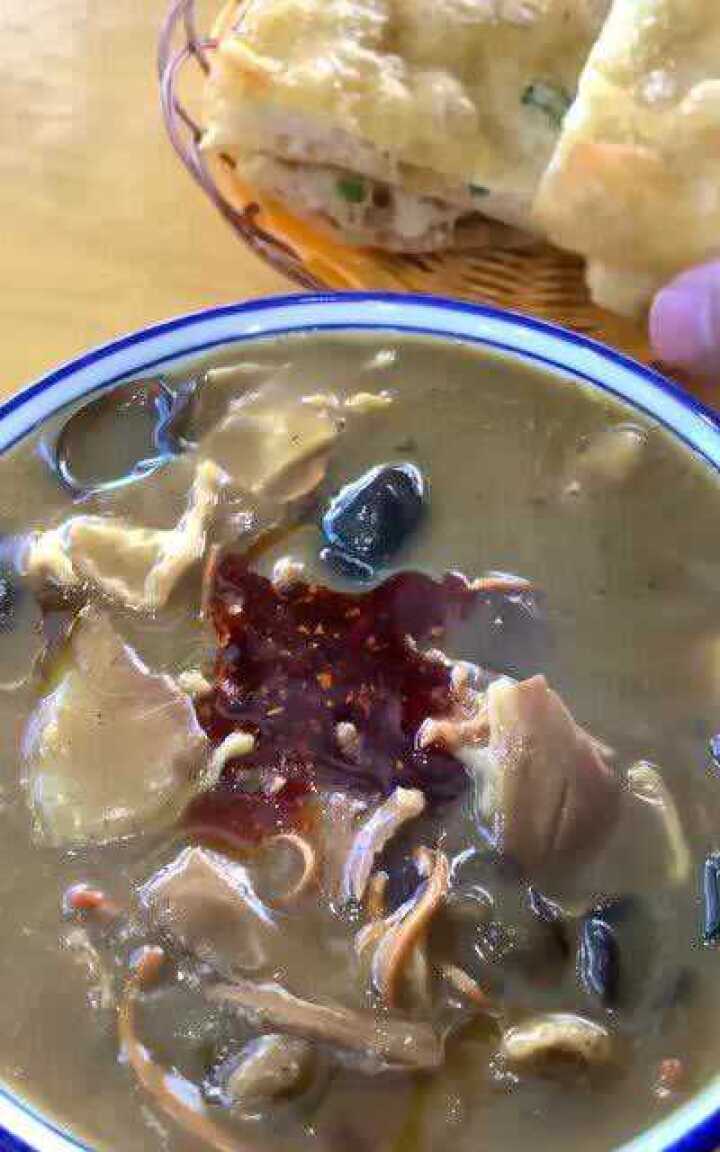 热乎乎的胡辣汤加点油泼辣子,用葱油饼蘸着吃!