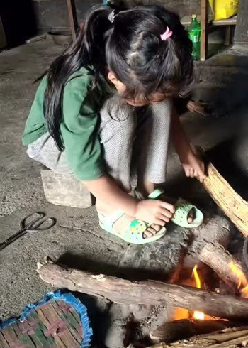 农村的孩子们在自己做饭,我们一起像她们学习.自强自立棒棒哒