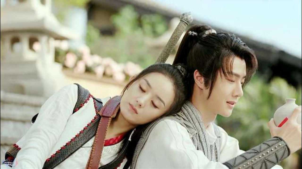 有翡周翡倚在谢允肩膀上如此美人在身旁怎能不让人倾心