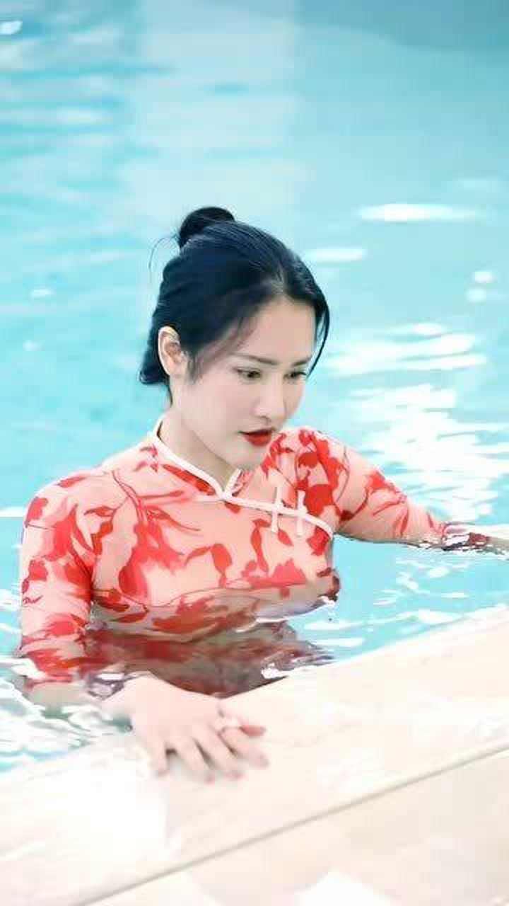 女装大佬旗袍 游泳图片