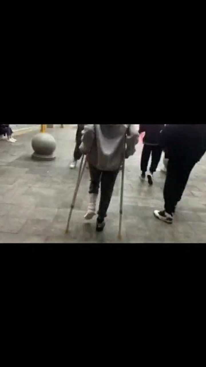 小姐姐玩心太大打着石膏瘸着腿还要拄着拐杖去逛街