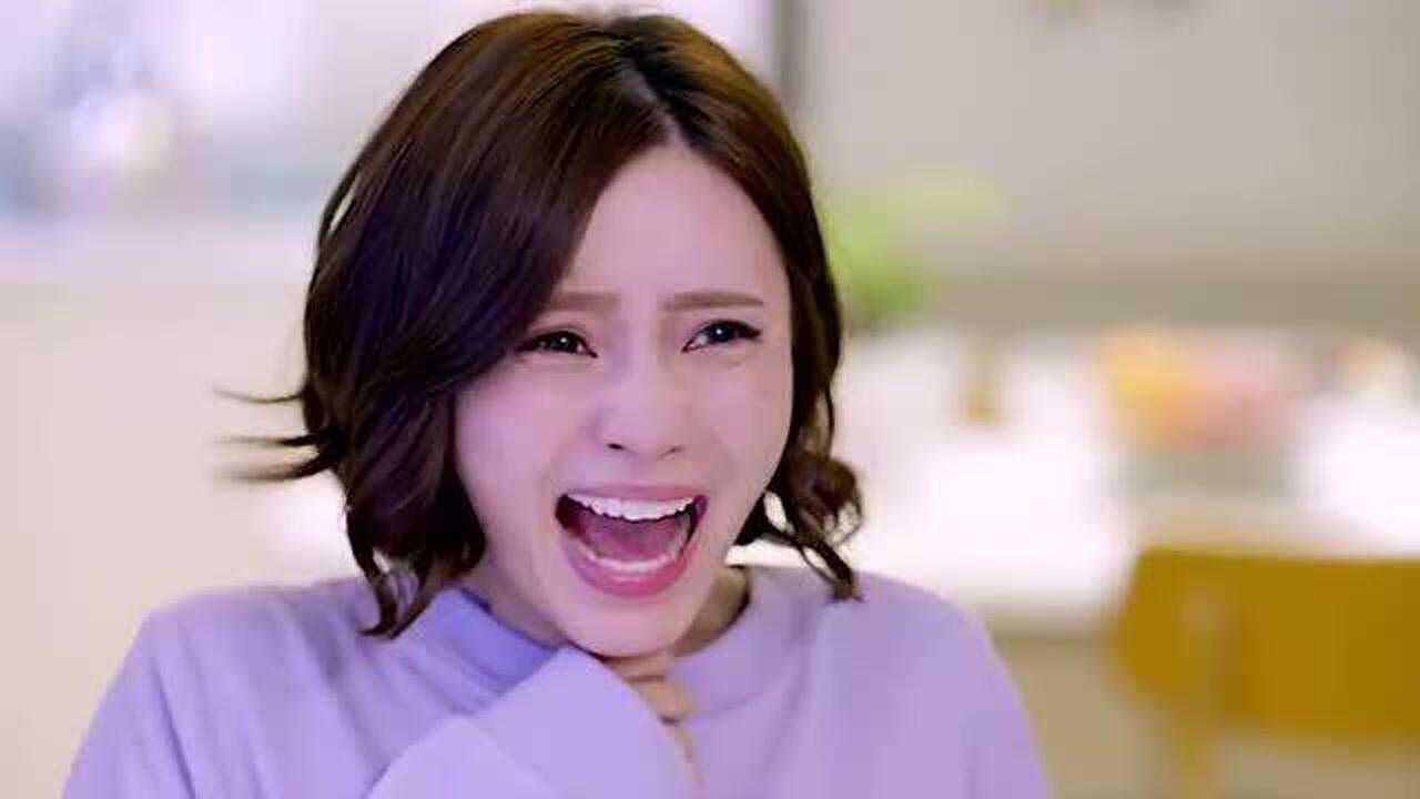 作为女生竟站着尿尿，闺蜜看见后大喊，附身美女的小伙直接吓出来！_高清