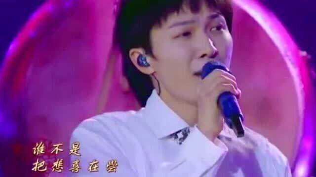 周深李小萌一首怀旧歌曲《两两相望》一开口就是天籁之音,回忆经典音乐!