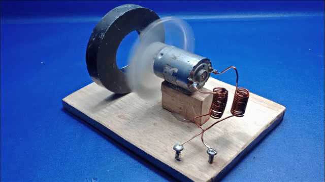 直流电机加两个线圈通过磁铁制作发电器