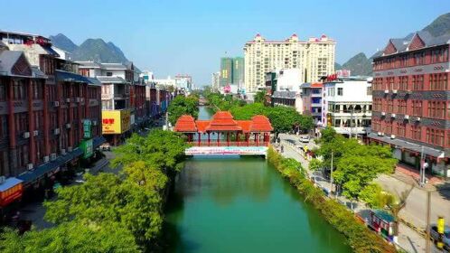 航拍广西南宁马山县城 小县城风景如画 平整一点的地都建房子了