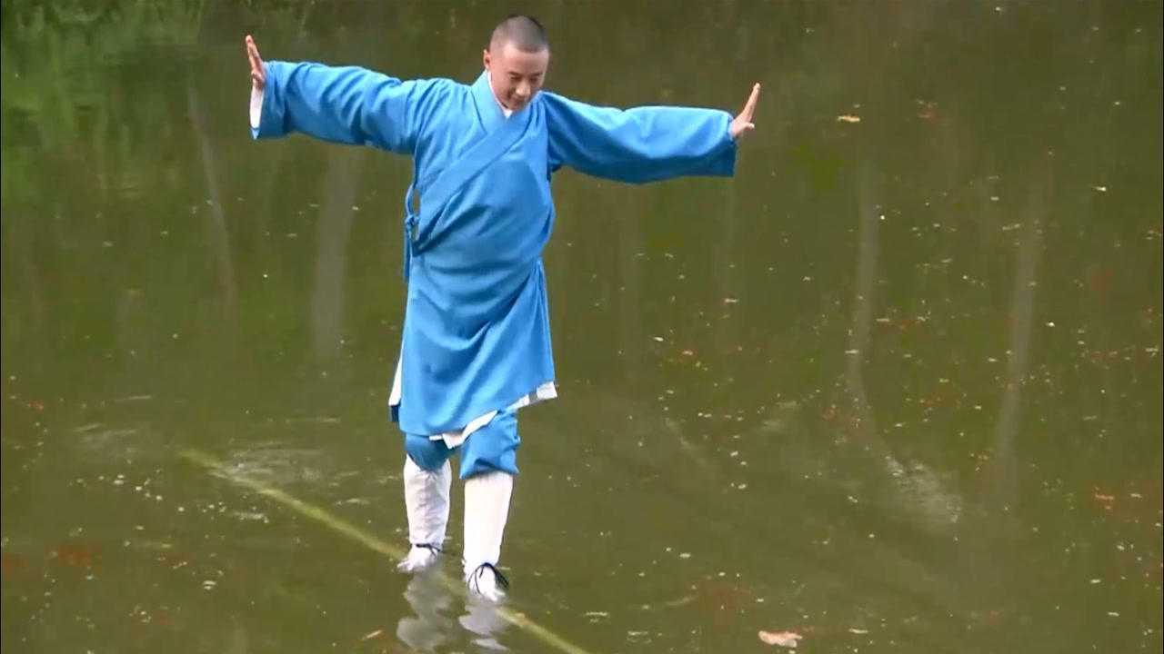少林寺小伙大展轻功水上漂脚踩竹竿而不沉怎料下一秒悲催了