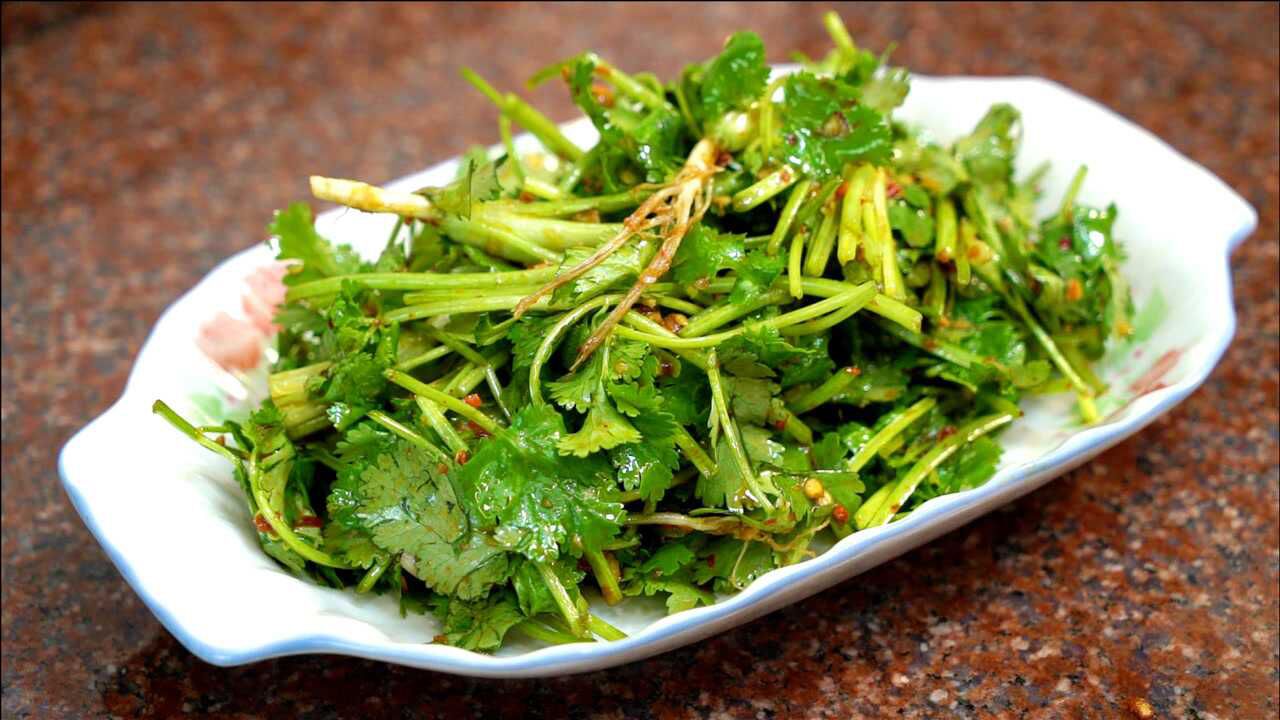 快过年了做一道凉拌香菜口感爽脆开胃解腻下酒下饭皆宜