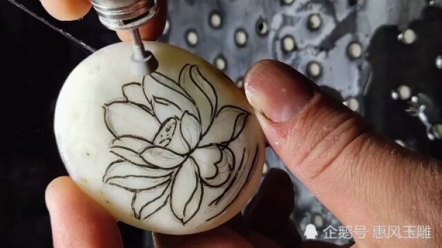 雕刻师傅制作一朵莲花,莲花层次分明,像真的一样,这手艺绝了