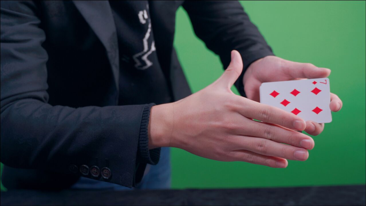 揭秘空手瞬间变牌的魔术关键用到了小拇指