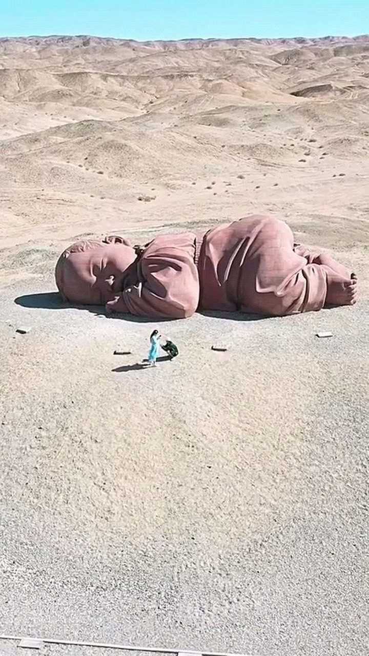 据说这个大地之子的雕塑最初的含义就是人类有一个共同的母亲