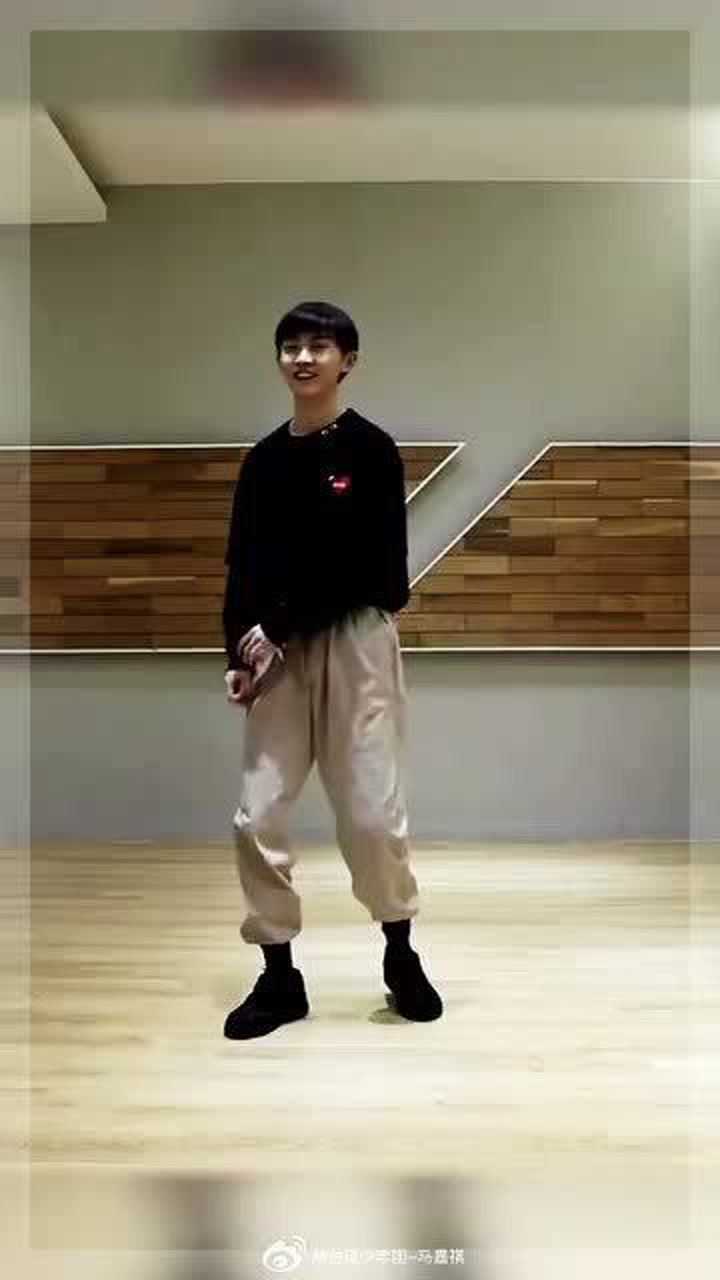 马嘉祺跳舞很好看但这脚踝是有多细