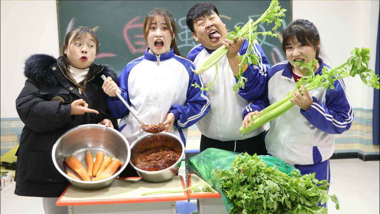 食堂打饭王小九一连两天中了再来一根第三天中了却不敢吃了