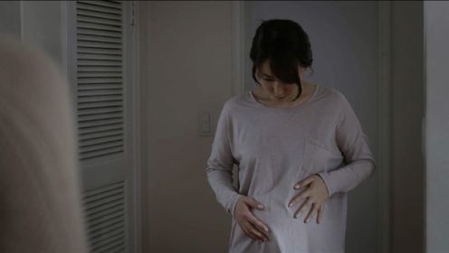 恐怖片：孕妇怀胎好几个月，肚子越来越大，医生却说她肚中没有孩子