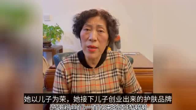 乔任梁妈妈独自现身墓园,向爱子报平安泪点多,碑前满是鲜花供品