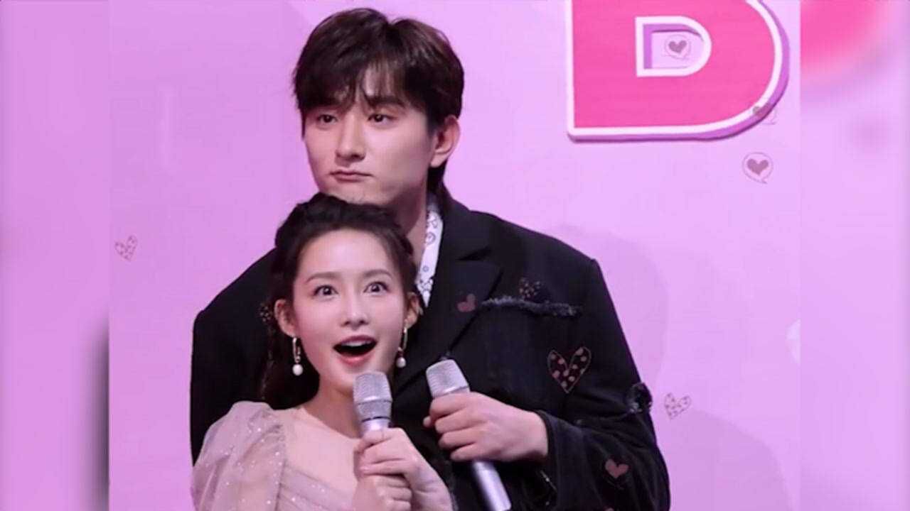 于小彤用外套盖住李沁,并把下巴压在她头上,又解锁了取暖新姿势