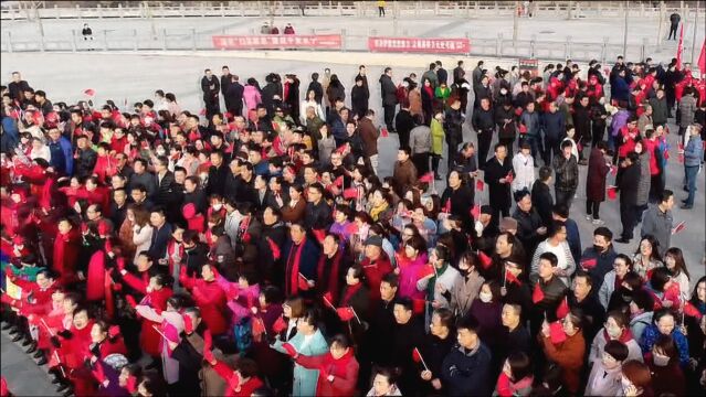 节日街头,民众高唱《我爱你中国》,这美丽的风景线让人感动不已