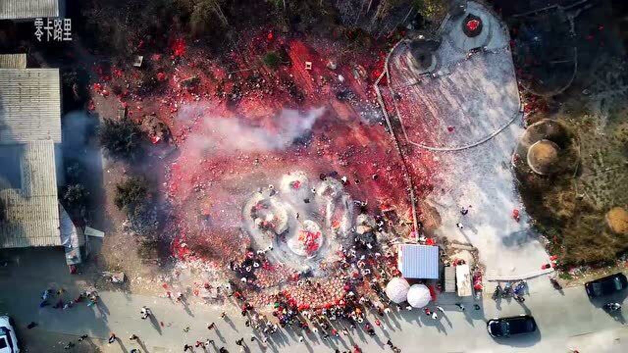 航拍广西贵港蒙公状元墓人山人海的祭拜场面极为震撼