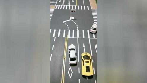 红绿灯路口该如何正确掉头？观察左转双黄线，如果是虚线不看红灯可直接掉头