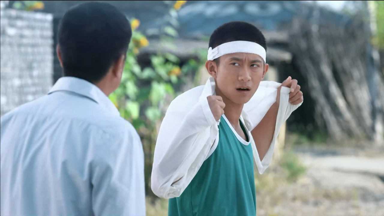 青谷子:大楼和胖子动手,方老师舍身挡住铁耙,大楼被感动