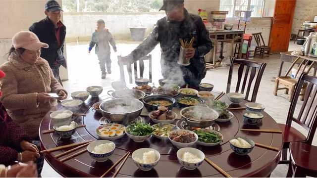 村花开奔驰房车回来了,单身汉提2只鸡去拜年,村花好像动心了