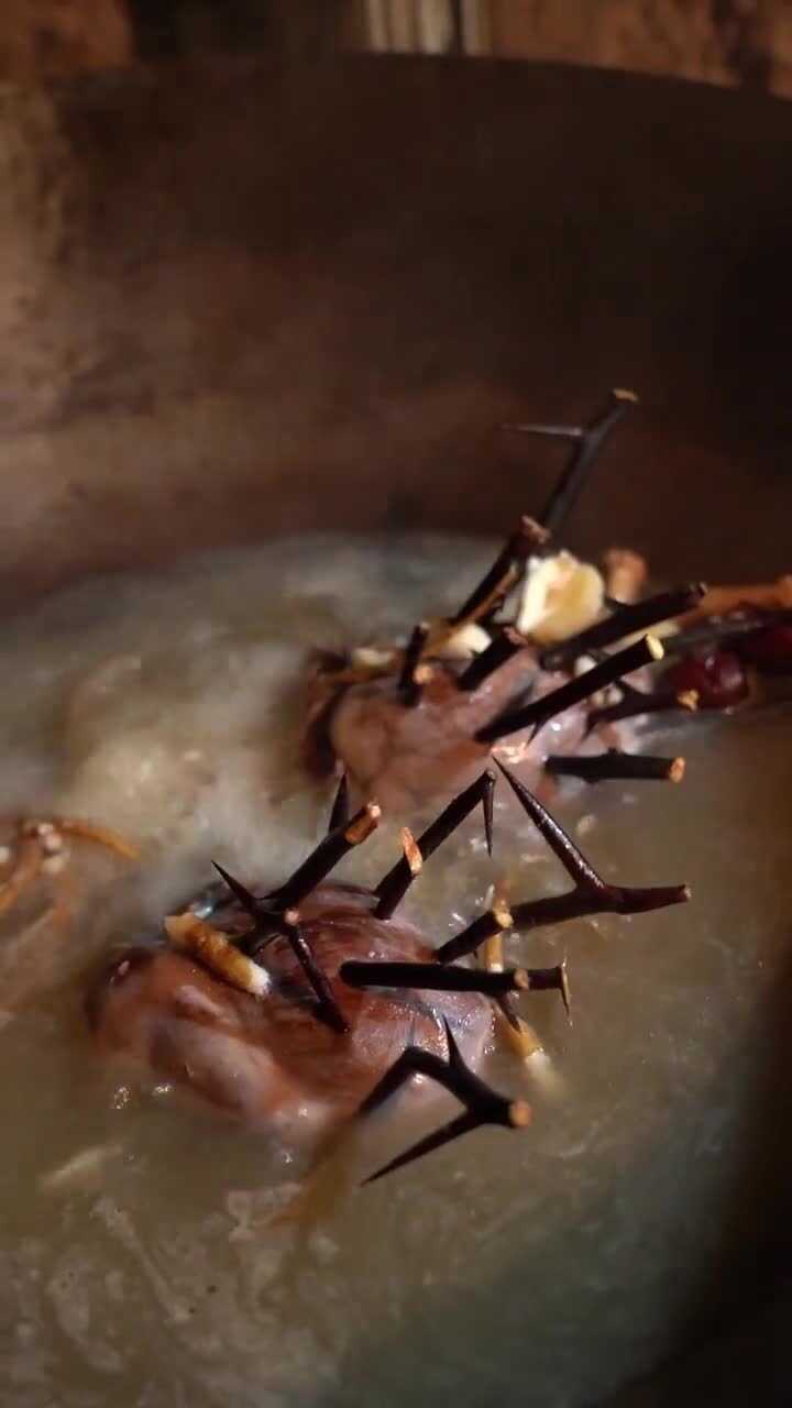 这道菜名叫"万箭穿心"吧?美女用皂角刺扎猪心做美食,难道是以形补形?