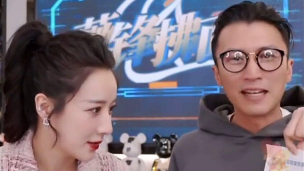 薇娅谢霆锋直播玩粤语绕口令,两人频频笑场翻车,舌头结巴卡壳了